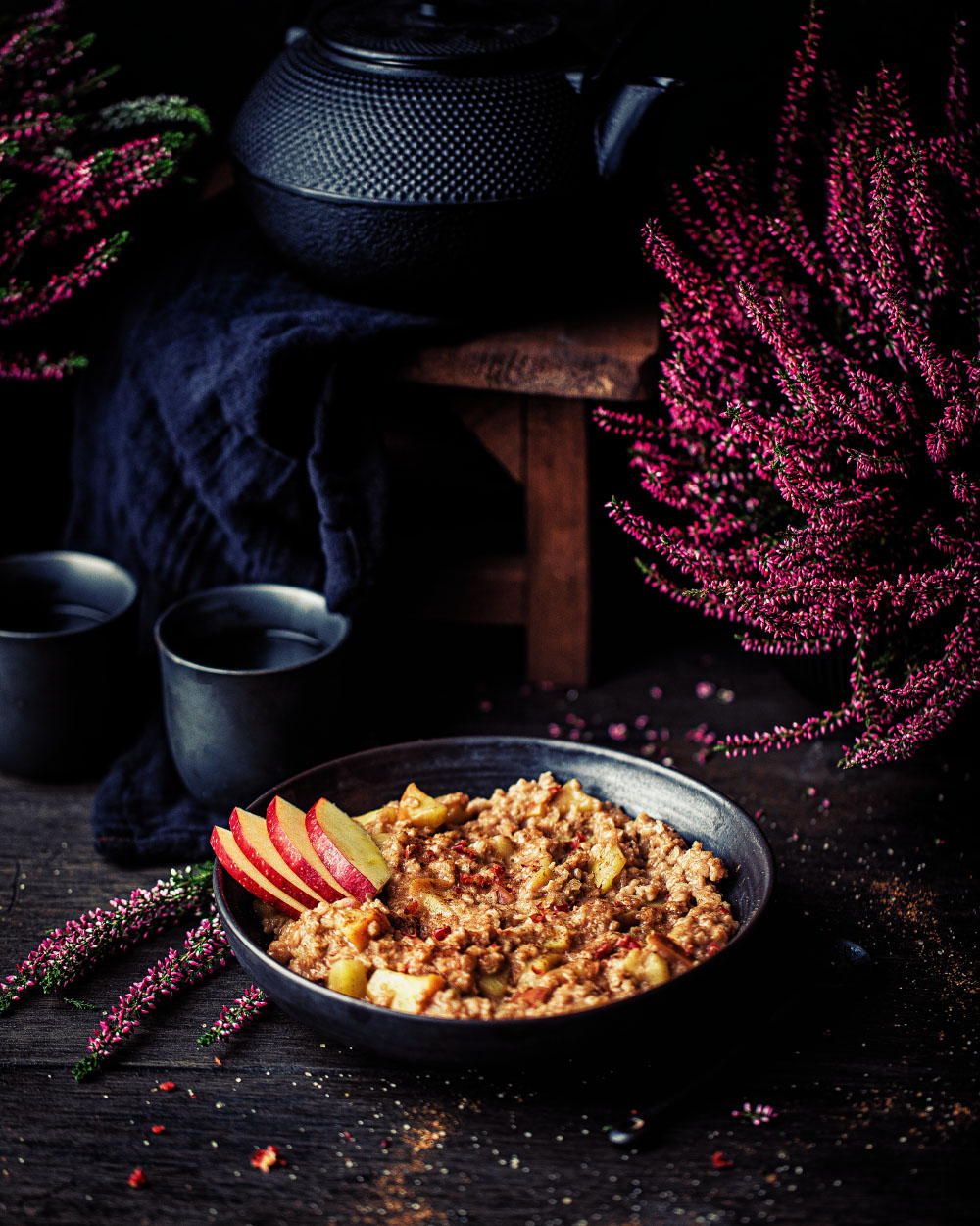 Warmes Apfel-Zimt-Porridge in einer Schüssel mit Apfelstücken und Zimt