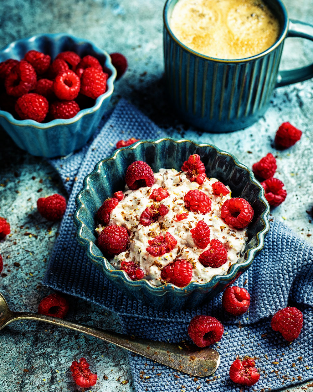 Protein-Frühstück mit körnigem Frischkäse, Magerquark und frischen Himbeeren in einer Schale