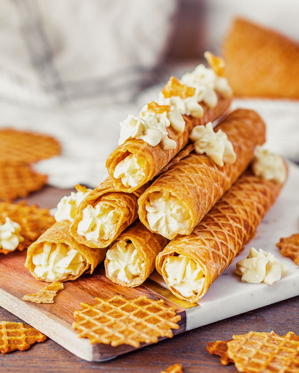 Gefüllte Protein-Waffelröllchen mit Quark-Puddingcreme-Füllung auf einem Teller