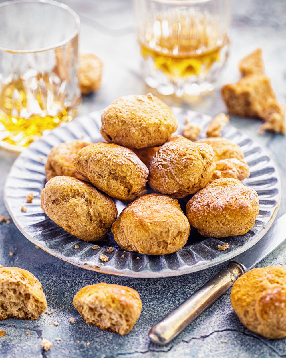 Frisch gebackene Protein-Quark-Brötchen auf einem Backblech mit Backpapier