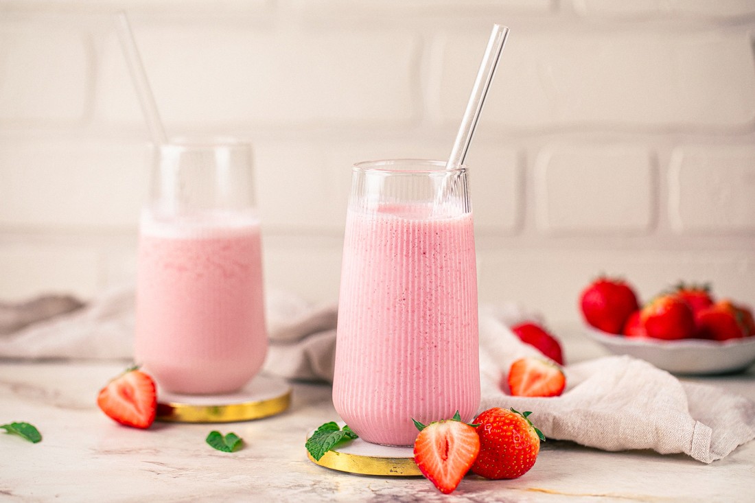 Cremiger Erdbeer-Proteinshake fertig serviert