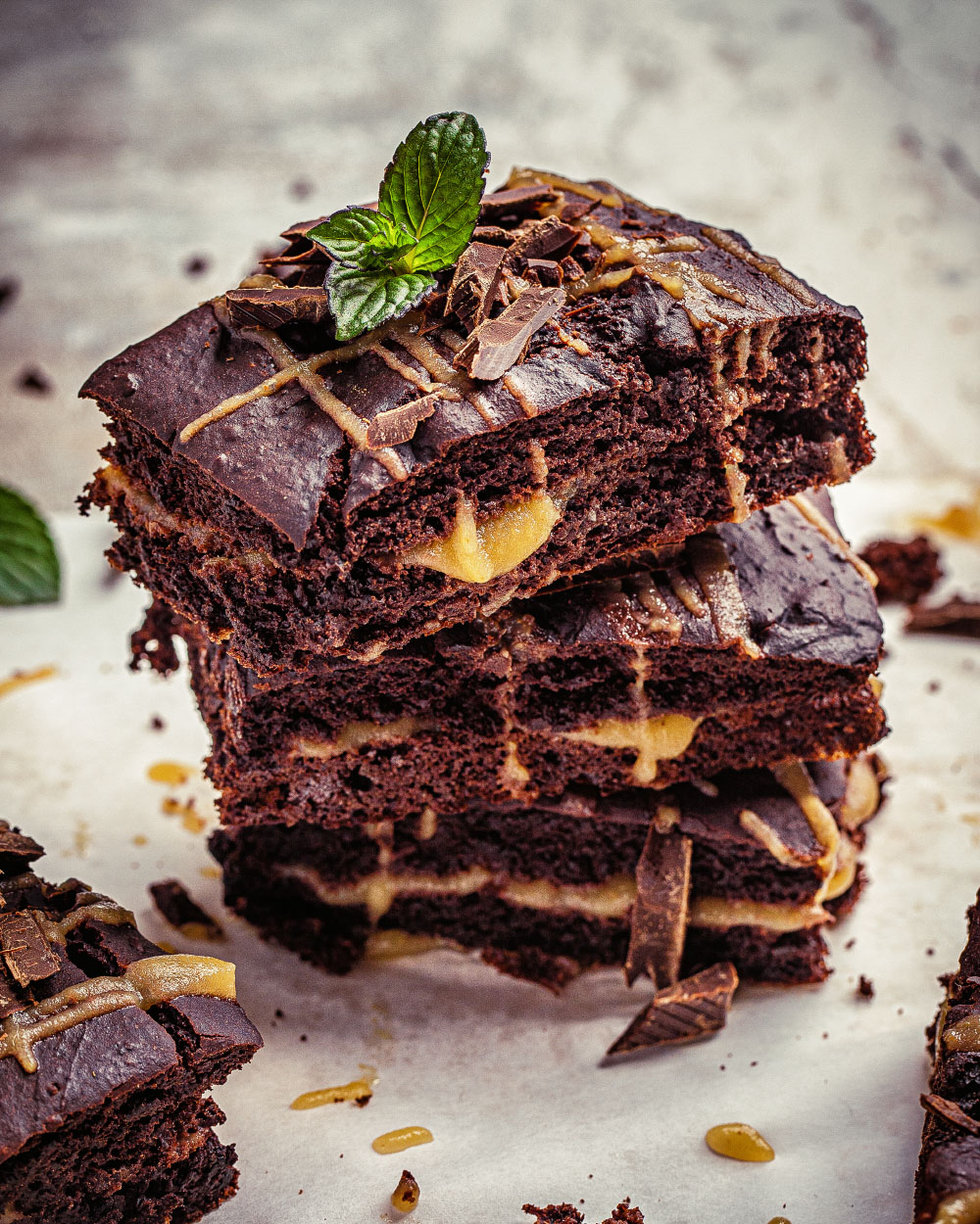 Brownies mit Apfelmark-Füllung auf einem Schneidebrett, aufgeschnitten mit sichtbarer Füllung